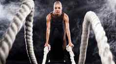 战斗绳子会话有吸引力的年轻的适合健美的女运动员工作功能培训健身房锻炼战斗绳子健身锻炼动机