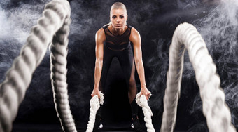 <strong>战斗</strong>绳子会话有吸引力的年轻的适合健美的女运动员工作功能培训健身房锻炼<strong>战斗</strong>绳子健身锻炼动机