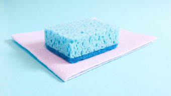蓝色的海绵洗擦除污垢家庭主妇日常生活使多孔材料泡沫洗涤剂保留花在经济上