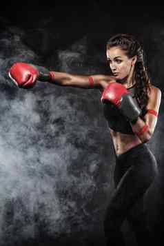 强大的运动女人拳击手拳击培训黑色的背景体育运动拳击概念复制空间