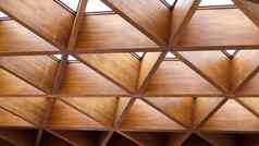 豪华的几何木三角形建设概念现代体系结构设计室内木背景模块化树冠屋顶