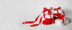 圣诞节礼物的白色盒子红色的丝带光背景