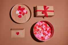 情人节一天作文礼品盒五彩纸屑信封明信片红色的心柔和的背景