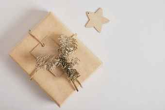礼物盒子卡夫纸灰色的背景原始礼物装饰简约环保圣诞节装饰图片