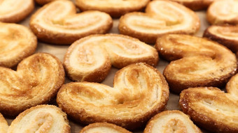 新鲜的泡芙糕点棕榈饼干形状心经典法国糕点猪耳朵大象耳朵饼干法国心视图