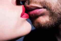 嘴唇吻特写镜头年轻的浪漫的夫妇接吻情人节一天爱美丽的