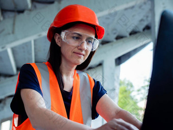 <strong>建设</strong>管理女人经理<strong>建设</strong>网站女人机器人构建器背心移动PC女孩背景建筑<strong>建设建设</strong>管理公司