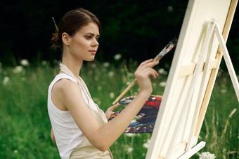 快乐的女人艺术家绘<strong>画图片</strong>在户外有创意的艺术