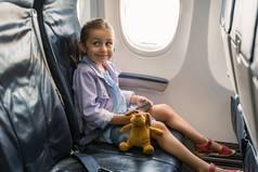 女孩坐着椅子飞机持有电话