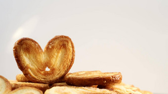 新鲜的泡芙糕点棕榈饼干形状心经典法国糕点猪耳朵大象耳朵饼干法国心