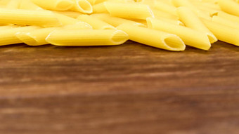 彭Rigate生意大利面短意大利面斜削减肋表面传统的意大利意大利面意大利面背景一边视图意大利食物成分棕色（的）表格复制空间