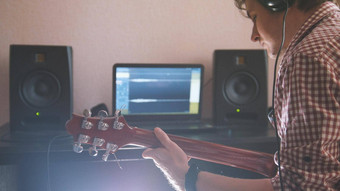 年轻的音乐家组成记录音乐玩电吉他电脑键盘