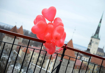 红色的心气球全景视图欧洲塔林城市情人节一天爱故事