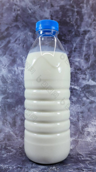 塑料瓶新鲜的常规的<strong>牛奶</strong>黑暗灰色的大理石的混凝土背景<strong>特写</strong>镜头前面视图世界<strong>牛奶</strong>一天概念营养流体垂直摄影