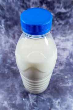 塑料瓶新鲜的常规的牛奶黑暗灰色的大理石的混凝土背景特写镜头前面视图世界牛奶一天概念营养流体垂直摄影