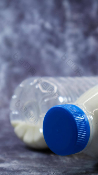 塑料瓶新鲜的常规的牛奶黑暗灰色的大理石的混凝土背景特写镜头前面视图世界牛奶一天概念营养流体垂直摄影
