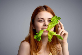 女人生菜叶健康的食物饮食生活方式