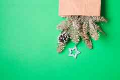 花束装饰松视锥细胞圣诞节玩具绿色背景复制空间