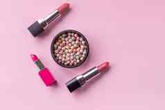 装饰化妆品配件使粉红色的背景作文化妆品粉红色的口红球脸红化妆品产品化妆复制空间