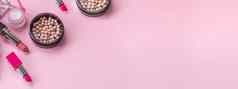 有创意的概念购物电车化妆粉红色的背景化妆刷口红唇光泽篮子复制空间化妆品购物车布卡克星期五概念