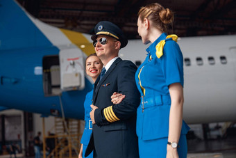 自信飞行员统一的飞行员太阳镜走空气空姐蓝色的统一的前面大乘客飞机机场机库