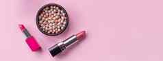 装饰化妆品配件使粉红色的背景作文化妆品粉红色的口红球脸红化妆品产品化妆复制空间