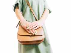 认不出来女人绿色衣服站棕色（的）手提包