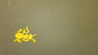 黄色的画蚂蚁灰色的墙蚂蚁攀爬墙色彩斑斓的蚂蚁背景当地的艺术家装修墙街道