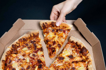 手采取片披萨披萨盒子大夏威夷披萨一块前视图夏威夷披萨概念意大利食物街食物快食物快速咬