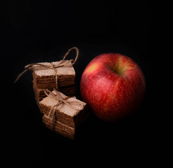 苹果pastila红色的苹果孤立的黑色的背景健康的零食概念片pastila系线红色的苹果