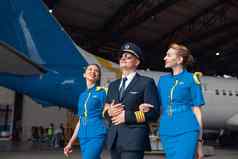 快乐飞行员统一的飞行员太阳镜走空气空姐蓝色的统一的前面大乘客飞机机场机库