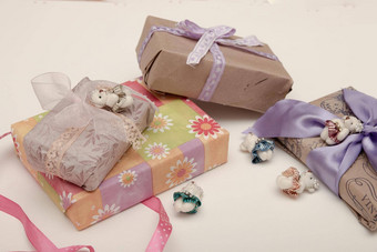 礼物盒子白色背景的地方复制前视图金丝带弓包装棕色（的）纸紫色的丝带编织可爱的熊装饰明亮的色彩斑斓的