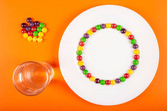 彩虹漩涡使水果口味的色彩斑斓的糖果<strong>一步一步</strong>指令