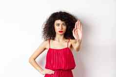 自信女人红色的衣服化妆拉伸手停止禁止禁止站白色背景