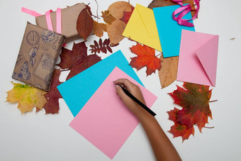 孩子们的手写pink-colored问候卡感恩节礼物盒子信封秋天叶子白色表格复制空间前视图