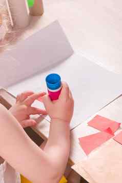 孩子使应用工艺品彩色的纸厕所。。。纸凳子孩子首页发展想象力细电动机技能手