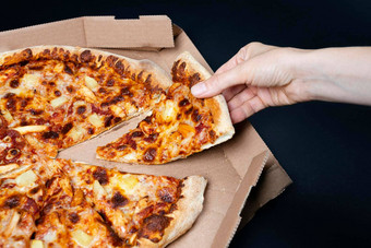 手采取片披萨披萨盒子大夏威夷披萨一块前视图夏威夷披萨概念意大利食物街食物快食物快速咬