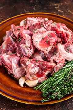 生羊肉肉丁菜炖牛肉炖肉骨乡村板黑暗背景前视图