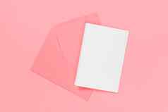 空白白色卡粉红色的信封孤立的蓝色的背景模板模拟横幅复制空间