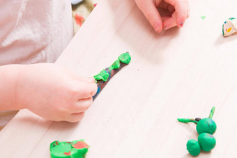 小孩子造型毛毛虫绿色橡皮泥木表格发展细电动机技能手玩孩子首页毛毛虫橡皮泥前景
