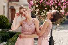 欧洲女孩伴娘粉红色的礼服有趣的