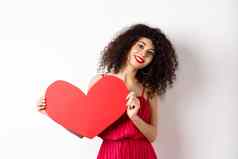 浪漫的女人衣服显示大红色的心下降爱微笑快乐相机白色背景