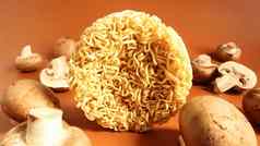 亚洲即时面条蘑菇传统的东方食物拉面蔬菜快食物概念素食主义意大利面准备对于沸腾水