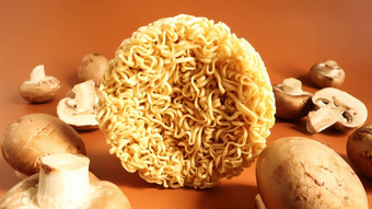 亚洲即时面条蘑菇传统的东方食物拉面蔬菜快食物概念素食主义意<strong>大</strong>利面准备对于<strong>沸腾</strong>水