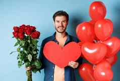 情人节一天浪漫的男朋友花束红色的玫瑰心气球微笑带礼物情人情人节日期站蓝色的背景