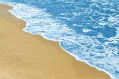深蓝色的水桑迪海滩美丽的海岸线复制空间前视图