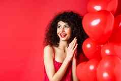 兴奋美丽的女人卷曲的头发站心气球摩擦手掌预计好交易享受红色的背景