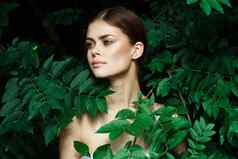 美丽的女人美容自然绿色叶子魅力特写镜头