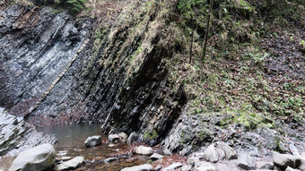 瀑布小峡谷石头墙美丽的级联山河喀尔巴阡山山秋天森林风景优美的视图运动水