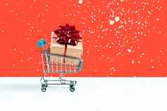 玩具购物车电车大礼物盒子礼物假期周年纪念日生日电车车礼物盒子孤立的红色的背景下降雪横幅复制空间